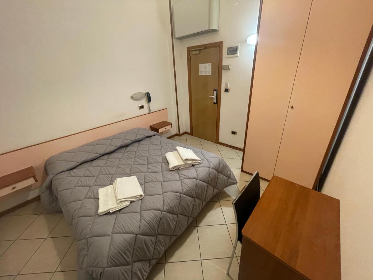 Hotel Manola Rimini Kültér fotó