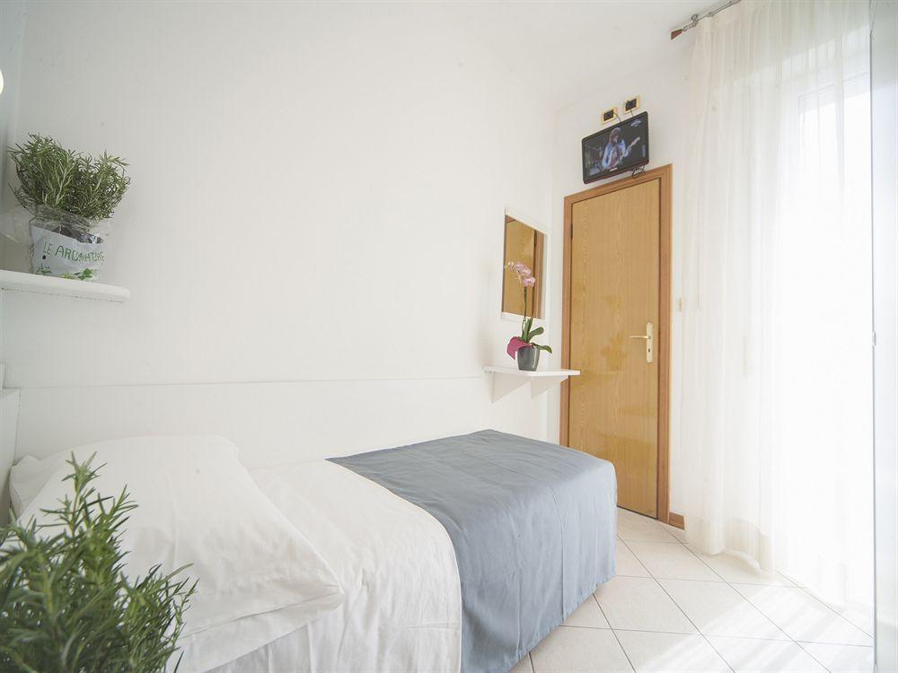 Hotel Manola Rimini Kültér fotó