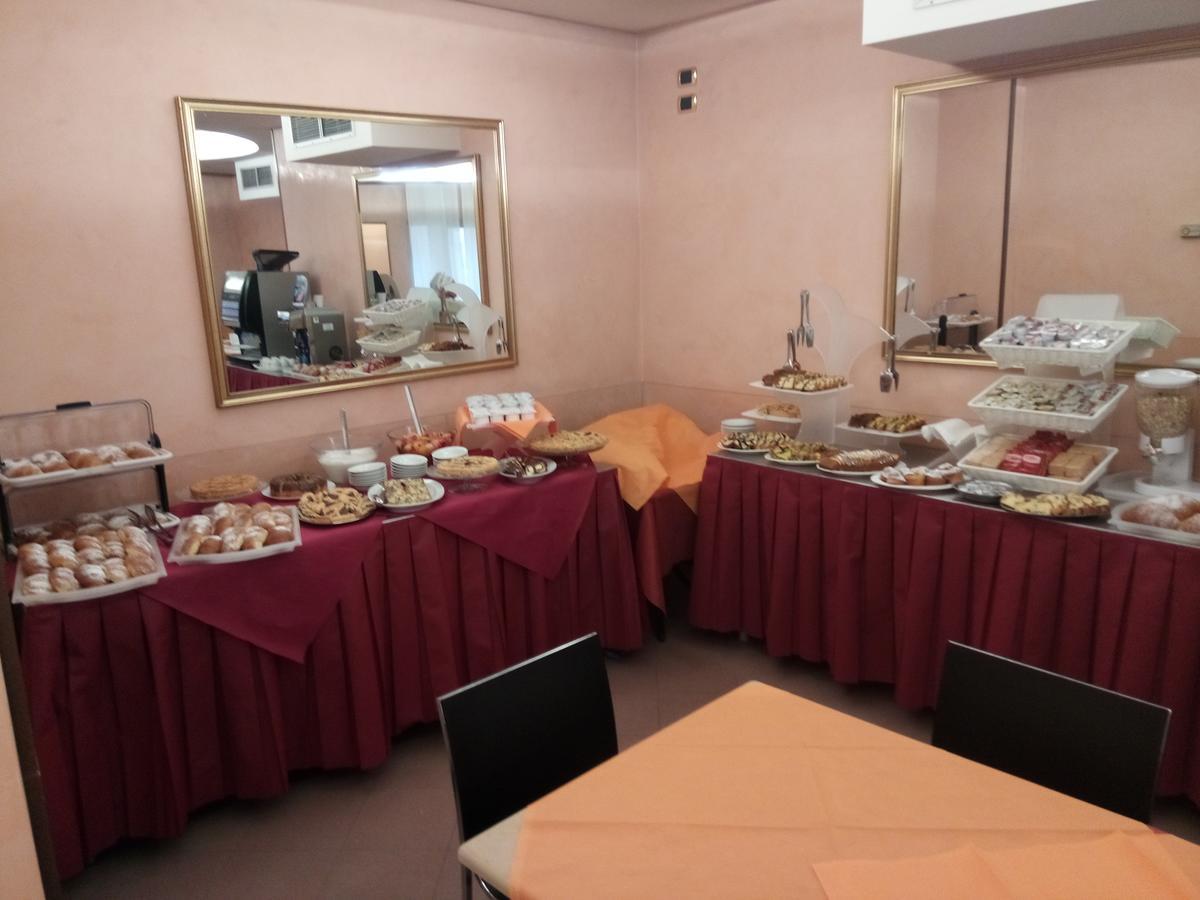 Hotel Manola Rimini Kültér fotó