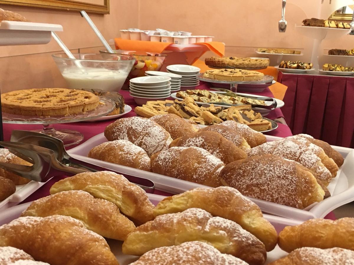 Hotel Manola Rimini Kültér fotó