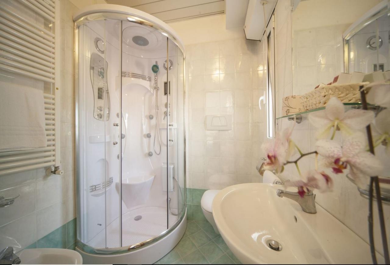 Hotel Manola Rimini Kültér fotó